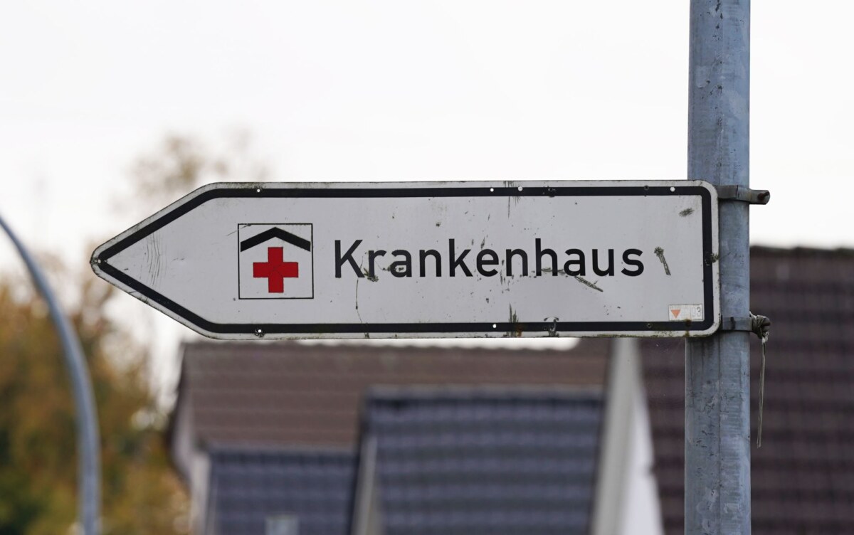 Hinweisschild zu einem Krankenhaus Krankenhäuser stehen unter Reformdruck. (Symbolbild)