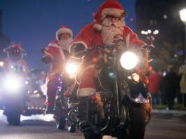 Weihnachtsmänner auf Motorrädern für guten Zweck unterwegs Mehrere hundert Weihnachtsmänner brausten heute auf Motorrädern durch Berlin.