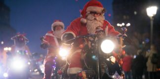 Weihnachtsmänner auf Motorrädern für guten Zweck unterwegs Mehrere hundert Weihnachtsmänner brausten heute auf Motorrädern durch Berlin.