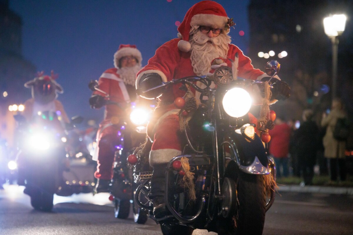 Weihnachtsmänner sind auf dem Motorrad unterwegs Mehrere hundert Weihnachtsmänner brausten heute auf Motorrädern durch Berlin.