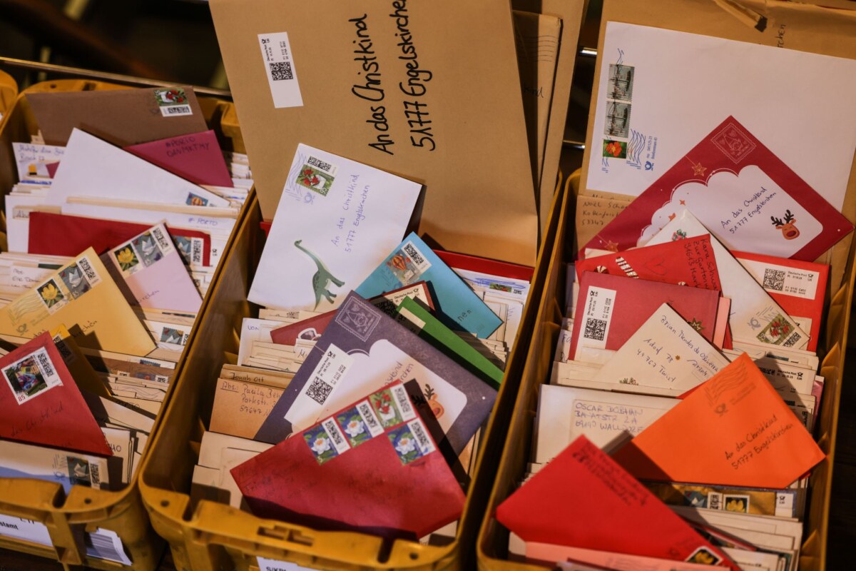 Christkindpostfiliale in Engelskirchen Briefe an das Christkind. Viele Helfer beantworten sie und senden die Antwort an die Kinder zurück. (Archivfoto)