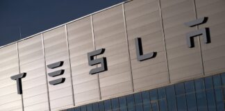 Tesla rechnet mit Produktionssteigerung in deutschem Werk Der Werksleiter der Tesla-Fabrik in Grünheide, André Thierig, zeigt sich zuversichtlich für das Jahr 2026. (Archivbild)