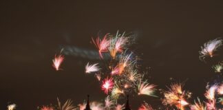 Es gibt Streit um die diesjährige offizielle Party am Brandenburger Tor. (Archivbild) 