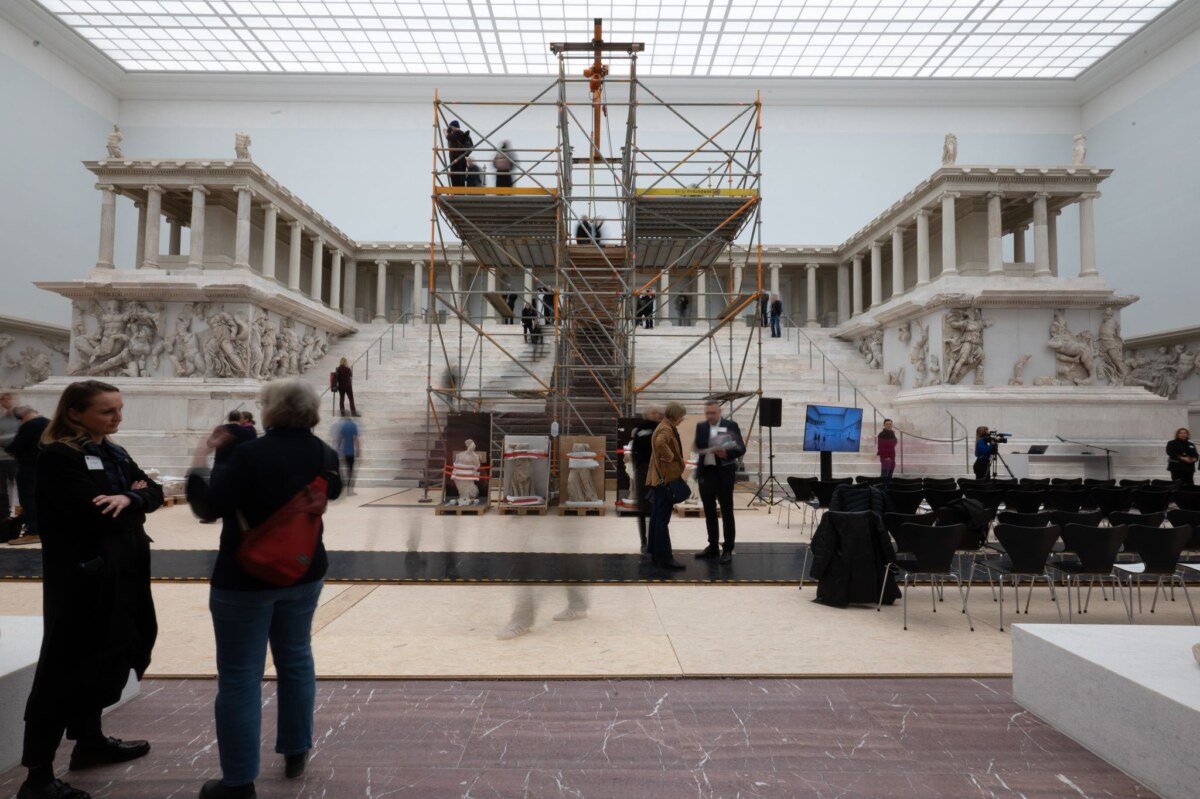 Rundgang über die Baustelle im Pergamonmuseum Der Pergamonaltar im Pergamonmuseum soll im Frühjahr 2027 wieder zugänglich sein.