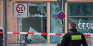 Noch immer seien nicht alle Schäden der Kugelbomben-Explosion in Berlin-Schöneberg behoben, so der Immobilienbesitzer. (Archivbild)