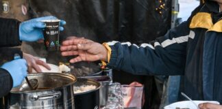 «Keiner isst allein» – Imbisse verteilen Gratis-Essen Vorbild Frank Zander: Am Leopoldplatz verteilten einige Imbisse kostenloses Essen.