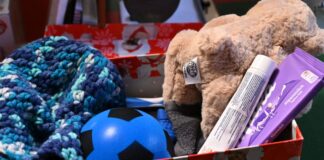 Weihnachten im Schuhkarton – Freiwillige prüfen in Berlin In der Berliner Weihnachtswerkstatt werden die Päckchen kontrolliert.