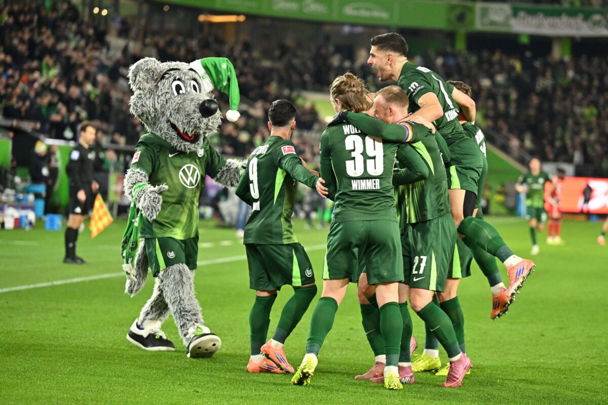 VfL Wolfsburg - 1. FC Union Berlin Wolfsburger Jubel mit Maskottchen.