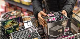 Mehr als 20.000 Euro Schaden durch Pyrotechnik-Diebe Mancher Händler wurden vor dem Verkauf von Feuerwerk Opfer von Dieben, die sich an Containern mit Pyrotechnik zu schaffen machten. (Symbolbild)