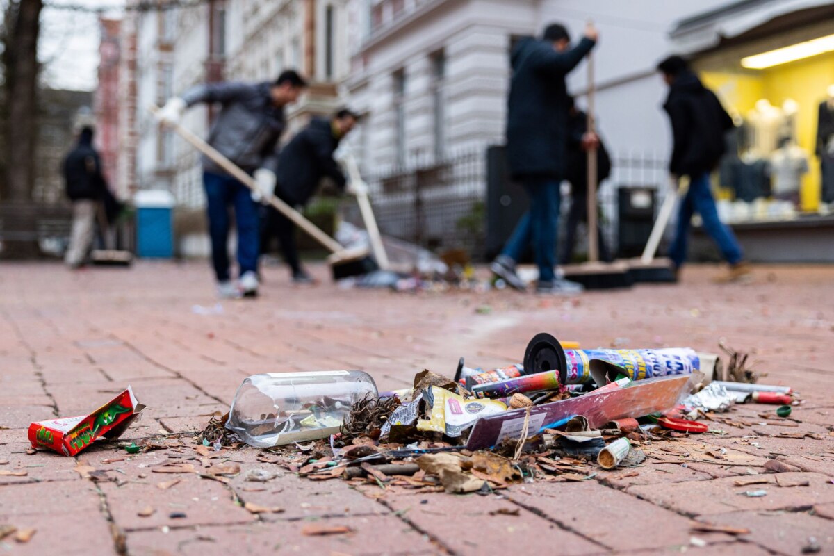Neujahrsputz Seit etwa 30 Jahren räumen junge Muslime jeweils am Neujahrsmorgen Unrat von den Straßen. (Archivbild)
