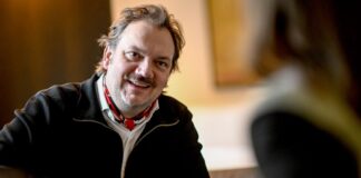 Charly Hübner ist in dem neuen Film «Der Held vom Bahnhof Friedrichstraße» von Wolfgang Becker zu sehen.