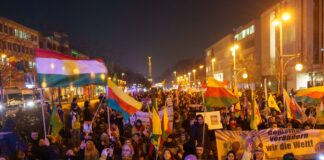 Mahnwache für Kurden Syriens – Protest vor Parteizentrale Die Teilnehmer einer Demonstration für das im Norden Syriens gelegene kurdische Rojava sind zur CDU-Zentrale in Berlin gezogen.