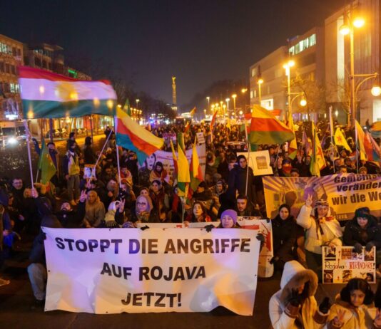 Die Teilnehmer einer Demonstration für das im Norden Syriens gelegene kurdische Rojava sind zur CDU-Zentrale in Berlin gezogen.