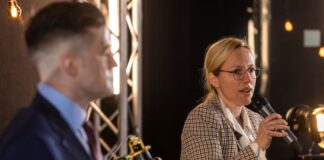 Brandenburgs AfD will Remigrationskonzept nicht ändern Die AfD-Landtagsabgeordnete Lena Kotré war Gast bei einer Veranstaltung mit dem Rechtsextremisten Martin Sellner von der Identitären Bewegung – ursprünglich wollte sie Gastgeberin sein. (Archivbild)