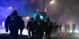 Angriffe auf Polizei und Sanitäter – Kugelbombe in Spandau Polizisten und Rettungskräfte wurden in Berlin von Silvester-Randalierern erneut angegriffen.