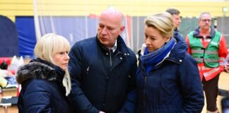 Wegner zu Brandanschlag: Gibt keine absolute Sicherheit Berlins Regierender Bürgermeister Kai Wegner (mit Iris Spranger und Franziska Giffey, l.) sieht sich mit Kritik nach einem Brandanschlag auf die Stromversorgung konfrontiert. (Archivbild)