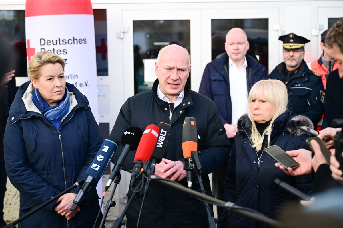 Stromausfall Berlin Berlins Regierender Bürgermeister Kai Wegner (CDU) besuchte Menschen in einer nach dem Stromausfall eingerichteten Notunterkunft und trat anschließend vor die Presse.