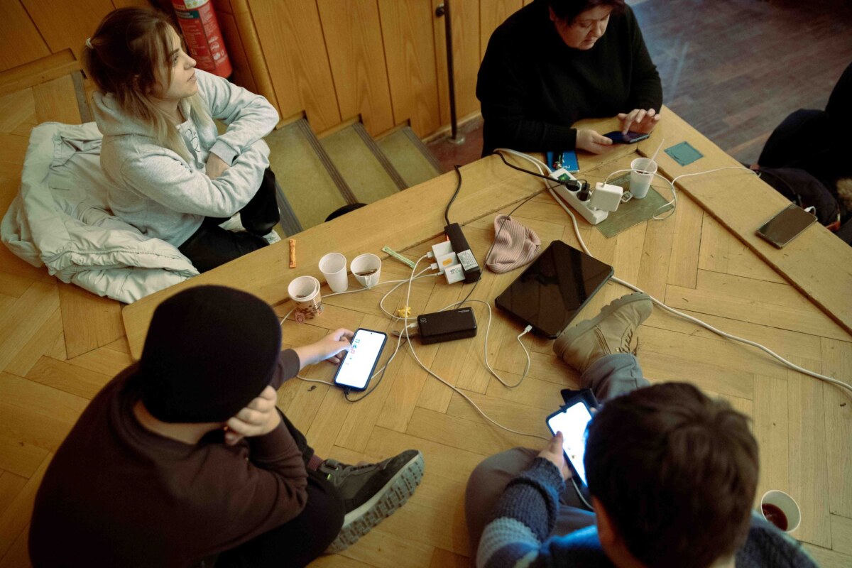 Stromausfall Berlin Um ihre Mobiltelefone aufzuladen, kommen Einwohner der vom Stromausfall betroffenen Gebiete im Südwesten Berlin ins Rathaus Zehlendorf.