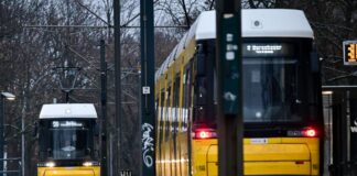 BVG: Trams in Berlin fahren wieder fast vollständig Hohe Feuchtigkeit bei Minusgraden sorgen laut BVG aber weiter für empfindliche Oberleitungen und Gleisanlagen.