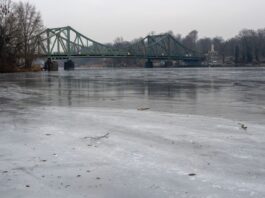 Eis ist nicht überall gleich dick. (Symbolbild)