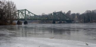 Minusgrade täuschen – Polizei rät dringend von Eisflächen ab Eis ist nicht überall gleich dick. (Symbolbild)