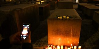 Berlin erinnert an den Holocaust – Kerzen entzündet Kerzen stehen vor dem Holocaust-Denkmal für die ermordeten Juden Europas im Rahmen einer Veranstaltung.