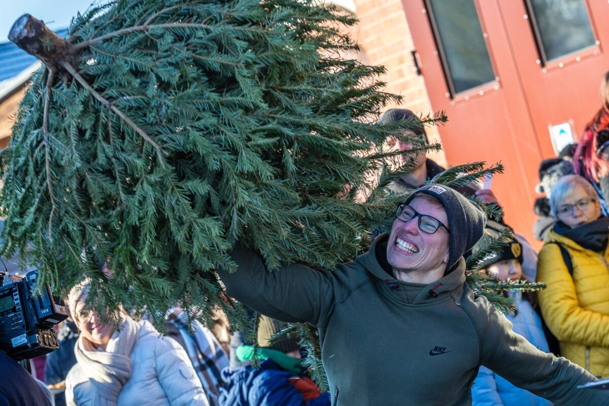 Weihnachtsbaum-Weitwurf bei der Feuerwehr Ströbitz Die Weihnachtsbäume werden in Cottbus möglichst weit geworfen.