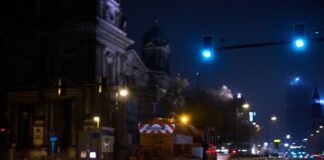 Der Wetterdienst warnt bis mittags vor erhöhter Glättegefahr in Berlin und Brandenburg.