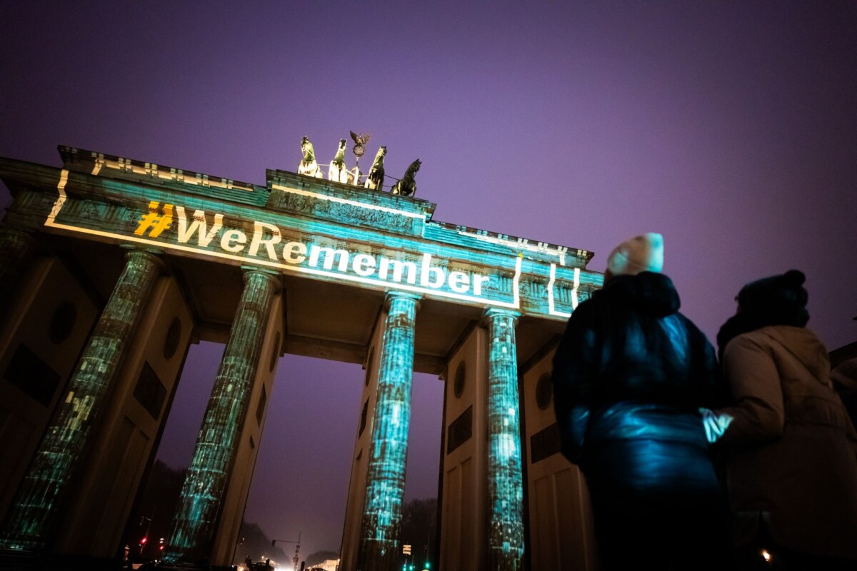 Holocaust-Gedenktag - Berlin Die Lichtprojektion «#WeRemember» am Brandenburger Tor erinnert an die Opfer des Holocaust und an die Befreiung des Vernichtungslagers Auschwitz-Birkenau.