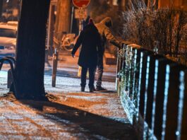 Seit Tagen ist es auf den Berliner Gehwegen und Straßen sehr glatt. (Archivbild)