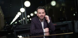 Komische Oper: Gaffigan bleibt Generalmusikdirektor bis 2030 Gaffigan hat seinen Vertrag für weitere drei Jahre verlängert. (Archivbild)