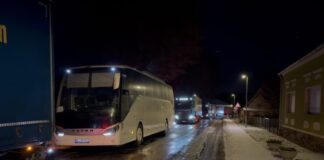 Schnee und Glätte haben Berlin und Brandenburg im Griff Ein Unfall mit einem Lastwagen sorgt auf der A9 für Probleme.