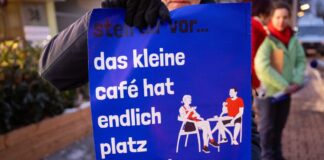Weniger Autos in Berlin? Initiative sammelt Unterschriften Helfer der Initiative «Verkehrsentscheid» sammeln für das Volksbegehren Unterschriften.