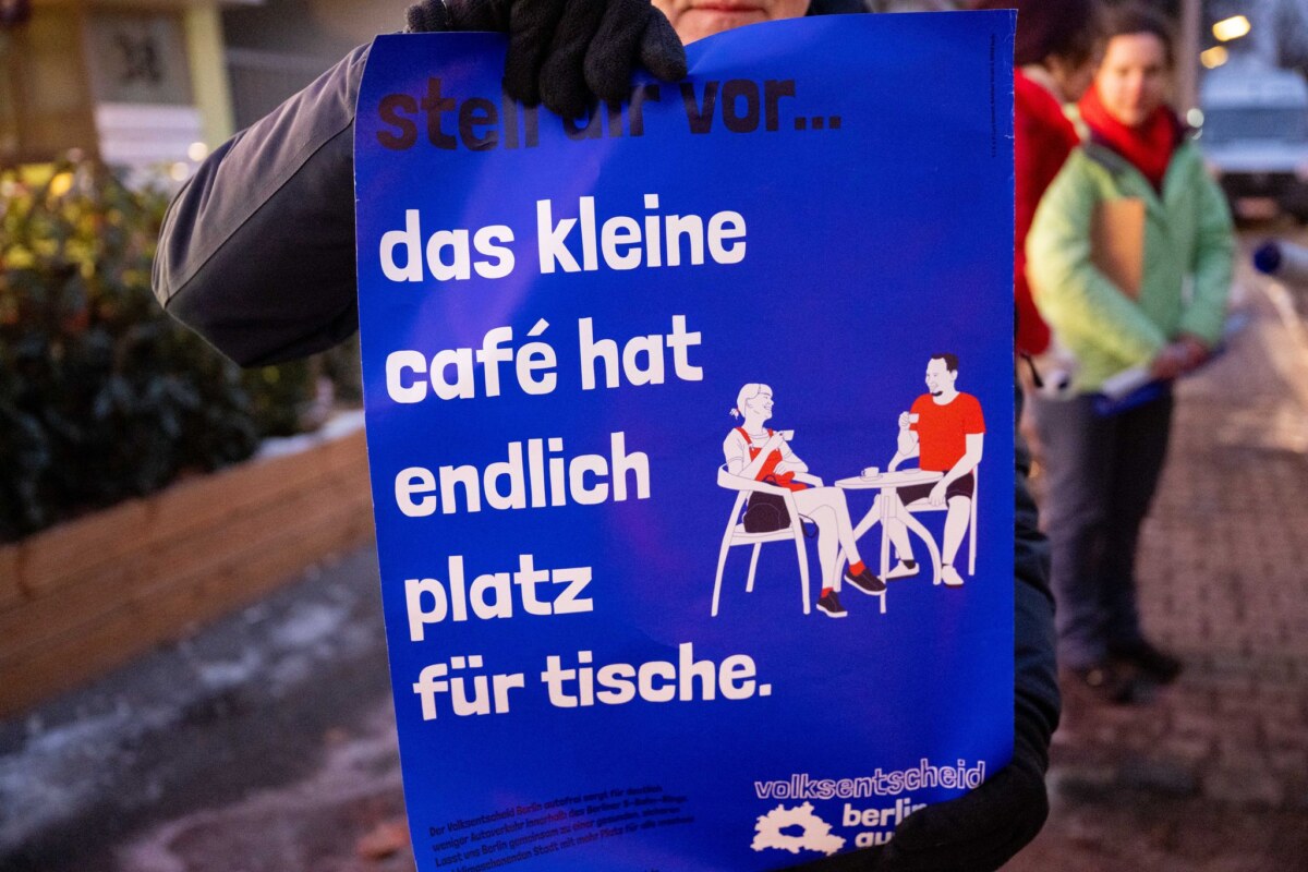 Volksbegehren "Verkehrsentscheid" Helfer der Initiative «Verkehrsentscheid» sammeln für das Volksbegehren Unterschriften.