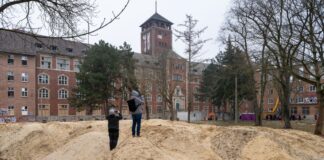 Dutzende bei Rundgang auf künftigem Brauhausberg-Campus Das Areal soll zu einem Universitäts-Campus umgebaut werden.