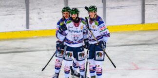 Eisbären Berlin gewinnen Winter Game gegen Dresdner Eislöwen Angreifer Liam Kirk (M.) erzielte den Siegtreffer der Eisbären Berlin im Winter Game der DEL gegen die Dresdner Eislöwen.