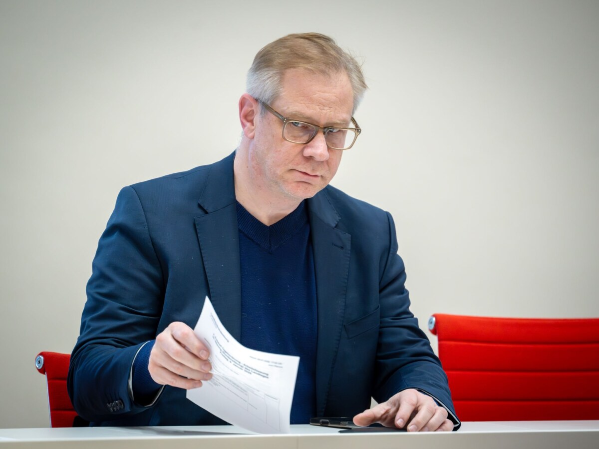 Sondersitzung Landtag Brandenburg Der Beauftragte gegen Antisemitismus des Landes Brandenburg, Andreas Büttner, wird nach dem Brandanschlag auf seinem Privatgrundstück verstärkt geschützt. Es wurde ein Gebäude - nicht weit von seinem Wohnhaus entfernt - angezündet. (Archivbild)