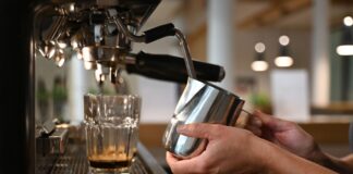 Ifo: Ostdeutsche Wirtschaft mit verhaltenem Jahresstart Viele Dienstleistungsunternehmen blicken zu Jahresbeginn vorsichtiger auf die kommenden Monate (Symbolbild)