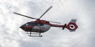 Fahrerin stirbt nach Kollision mit Baum Die 45-Jährige wurde noch in eine Klinik geflogen, in der sie aufgrund ihrer schweren Verletzungen starb. (Symbolbild)