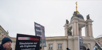 Fahrlehrer protestieren gegen Führerschein-Reformpläne Fahrlehrer machen vor dem Landtag in Potsdam gegen Reformpläne des Bundesverkehrsministeriums zur Führerscheinausbildung mobil.