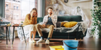 Wenn jede Minute zählt: AKTIV Trocknungsservice über den unsichtbaren Wettlauf gegen den Wasserschaden Bei einem Wasserschaden ist schnelle und gute Hilfe gefragt. Bild: iStock / Getty Images Plus / gorodenkoff