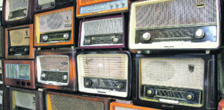 Radio lebt: Neues auf die Ohren! Neue Klänge von einem bewährten Medium. Bild: IMAGO / Shotshop