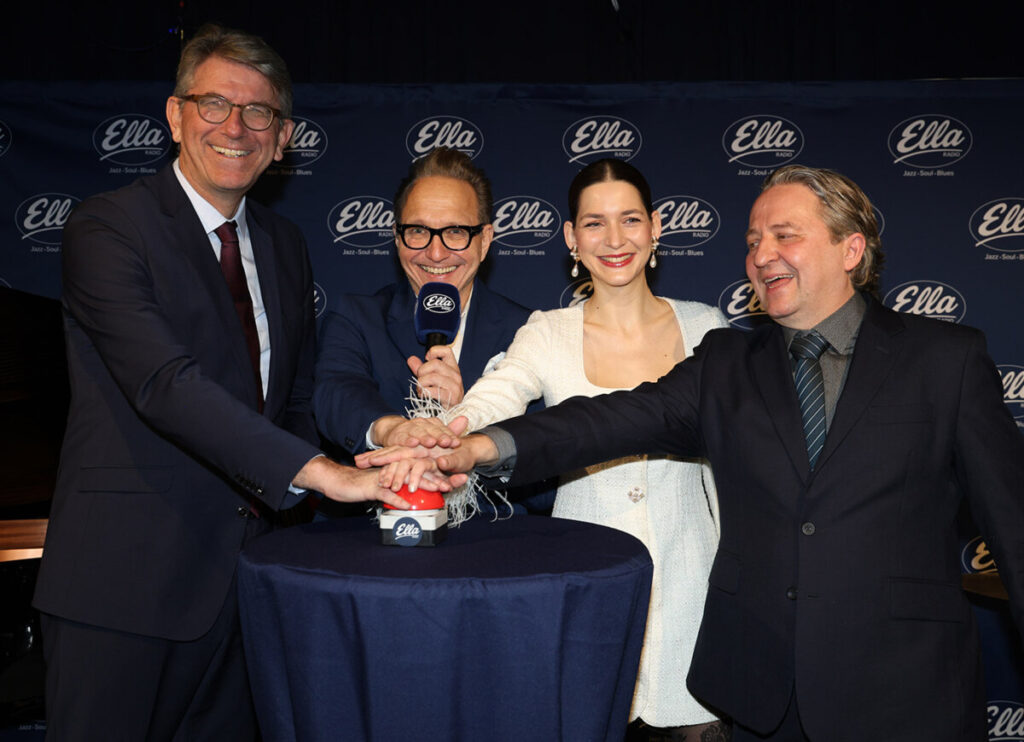 Kulturstaatsminister Dr. Wolfram Weimer, Senderchef Oliver Dunk, Jazzsängerin Martina Barta und der künstlerische Direktor des Jazz-Instituts Berlin (UdK) Prof. Paulo Morello (v.l.n.r.) drücken den roten Knopf zum Sendestart von Ella Radio. Foto: Brigitte Dummer