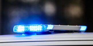 Polizei und Rettungskräfte bargen den verletzten Fußgänger. (Symbolbild)