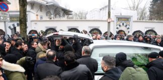 Verkehrsbehinderungen durch Trauerfeier im Clan-Milieu Ein Sarg wird nach dem Trauergebet vor der Beerdigung eines 62-Jährigen vor der Neuköllner Sehitlik-Moschee in einen Leichenwagen verladen.