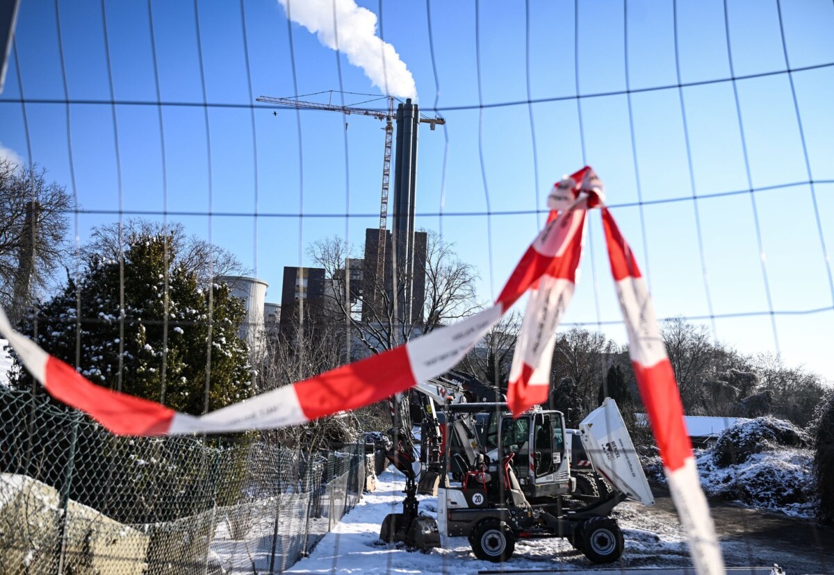 Stromausfall im Südwesten Berlins Nach dem Brandanschlag sichert nun eine zweite provisorische Leitung die Stromversorgung im Berliner Südwesten ab. (Archivbild)