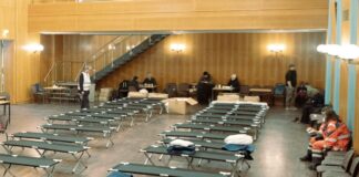 Stromausfall in Berlin – Sorge trifft auf Hilfsbereitschaft Noch sind die rund 25 Betten im Bürgersaal Zehlendorf für die Nacht nicht in Beschlag genommen.