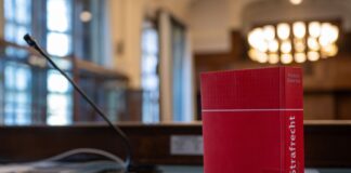 Mord an Ex-Mann beauftragt – 37-Jährige erhält Haftstrafe Eine Berlinerin ist wegen versuchter Anstiftung zum Mord an ihrem Ex-Mann zu drei Jahren und drei Monaten Haft verurteilt worden. (Symbolbild)