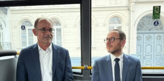 Verkehrsminister Wolfgang Blank (parteilos, l) und Ecovista-Geschäftsführer Michael Bader zeigen sich zufrieden.