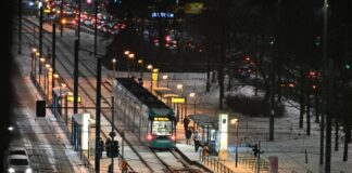 Straßenbahnfahrer sitzen in Teilen Berlins seit Stunden fest Der Tramverkehr ist in Berlin aufgrund der Witterung vollständig eingestellt worden. (Archivbild)